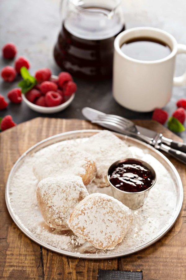Comment faire des beignets d'aubergines croustillants avec une sauce tomate épicée maison ?