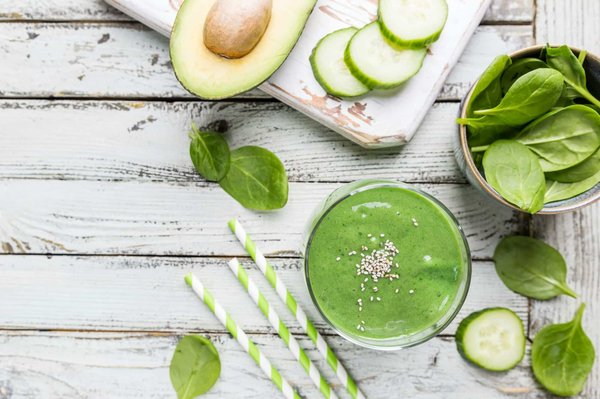 Quelle est la recette pour un smoothie à la mangue et lait de coco rafraîchissant ?