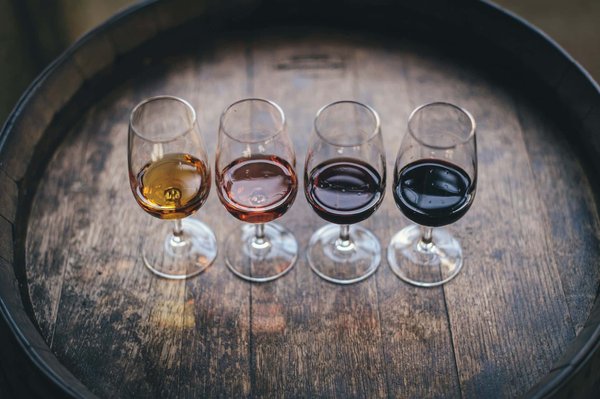 Comment organiser des soirées littéraires avec dégustation de vins dans un bar culturel ?